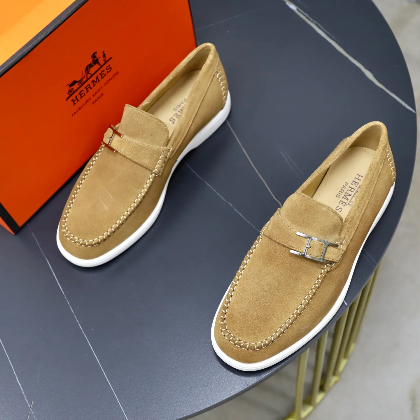 Ex-factory price: 540💰Hermès/Hermès slip-on men's shoes. This shoe is made of imported cow suede leather, with simple and smooth lines, and a 3CM rubber foam ultra-light sole combined with aerodynamic design! Youthful and fashionable, H button decoration, contrasting leather embellishment on the heel, calf lining to gently wrap your feet, with embossed logo cowhide feet, leather rock strips, casual and urban style, highlighting youthful vitality, sports and leisure version, super versatile Size number: 38-39-40-41-42-43-44 Standard leather shoe size (45 can be customized but does not support returns)